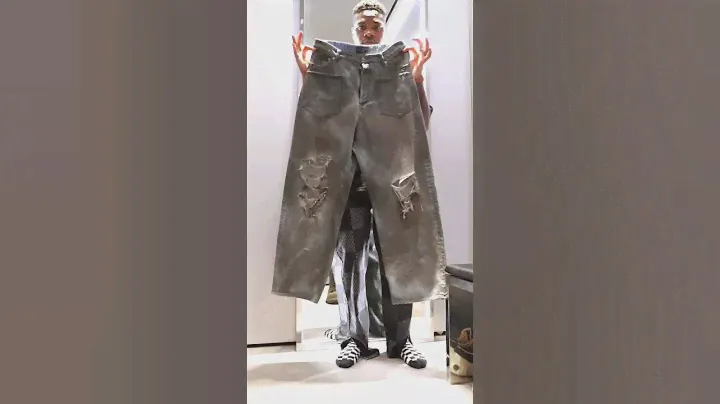 How to look good wearing denim baggy pants.Balenciaga fit #balenciaga #baggypants #streetwear #ootd